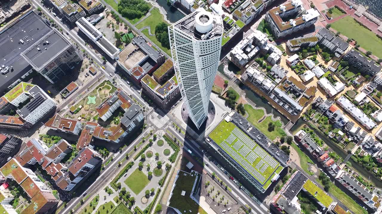 Vista aérea orbital impressionante do arranha-céu futurista Turning Torso em Malmo, Suécia.