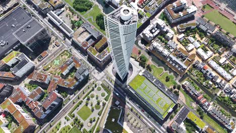 Hervorragende-Luftaufnahme-Des-Futuristischen-Wolkenkratzers-Turning-Torso-In-Malmö,-Schweden