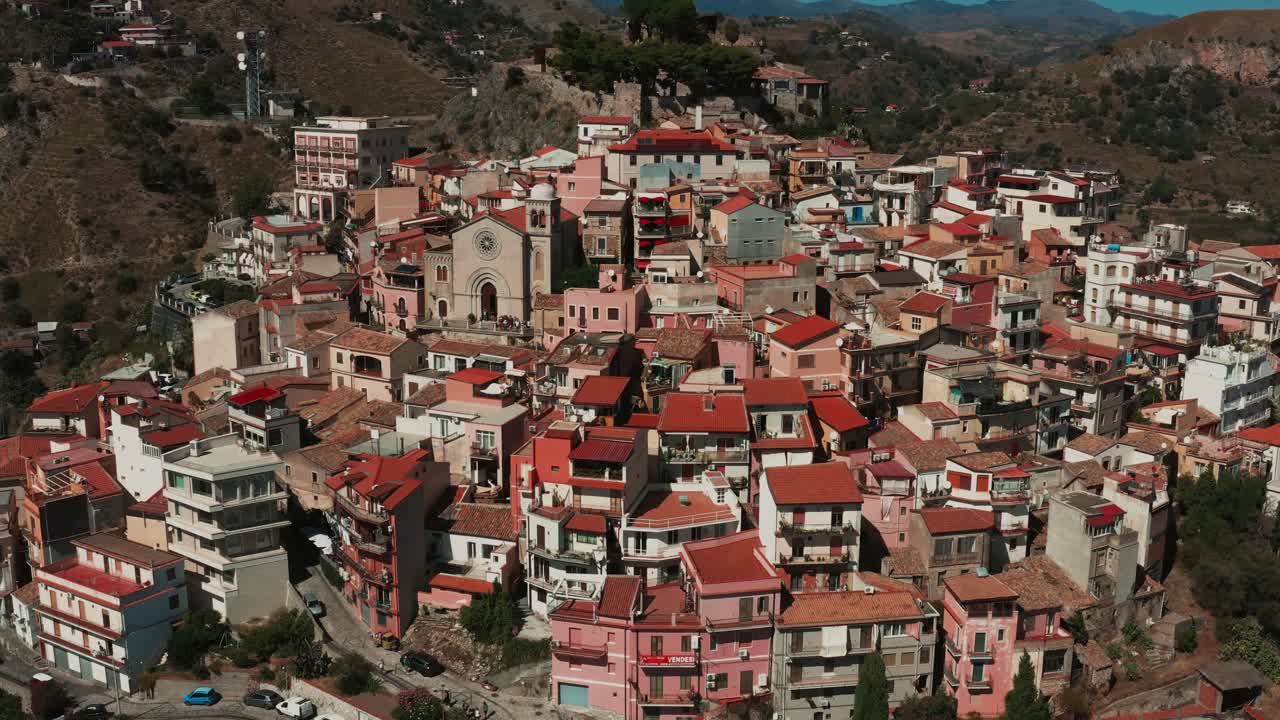 Pueblo siciliano de Castelmola bellamente situado frente a un impresionante telón de fondo montañoso