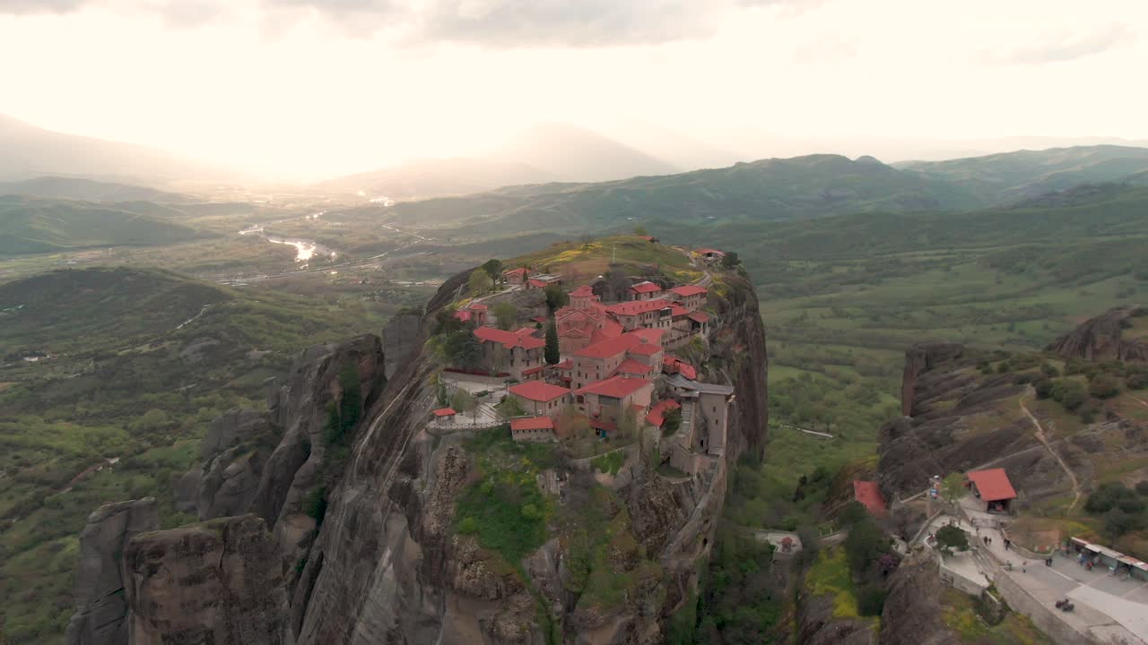 el complejo de monasterios de meteora construido sobre altos pilares de roca en grecia