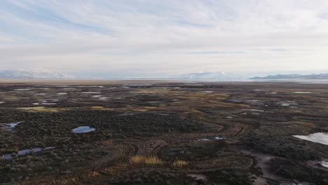 Volando-Directamente-Sobre-Los-Pantanos-En-Syracuse,-Utah