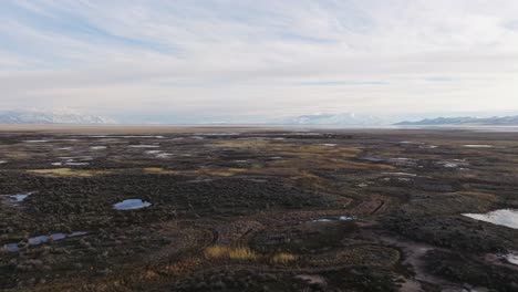 volando hacia adelante sobre los pantanos de syracuse, utah.
