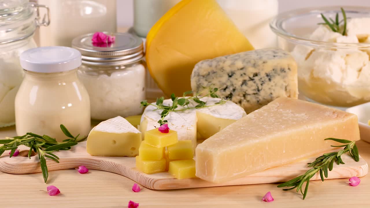 나무 표면 에 배열 된 여러 가지 유제품