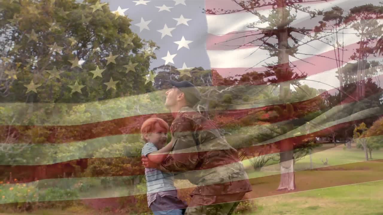 작은 소년은 그의 군인 아버지에게 달려갑니다.