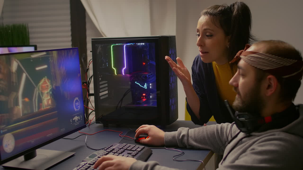 pareja de jugadores profesionales jugando un videojuego en primera persona