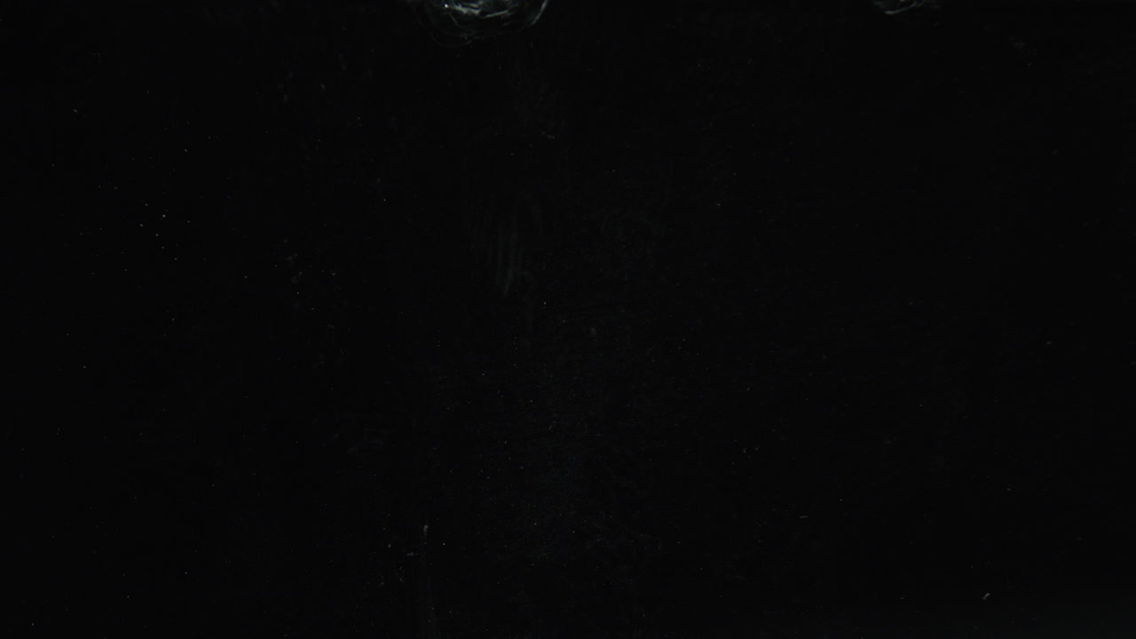 rotura de vidrio sobre superposición de fondo negro