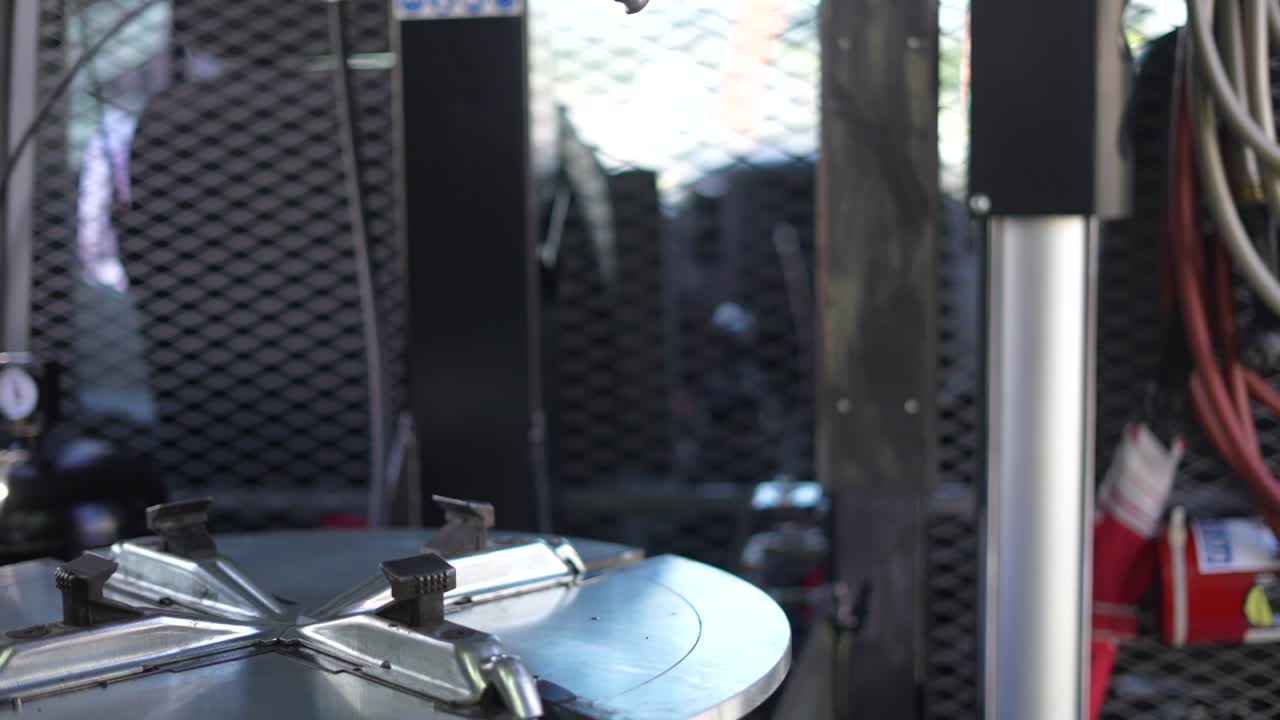 máquina de taller mecánico de automóviles para cambiar, reparar y alinear neumáticos de automóviles