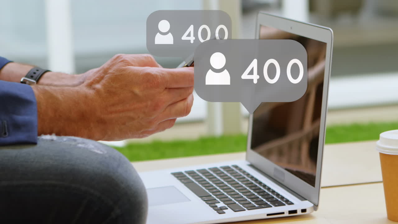 스마트폰과 노트북을 사용하여 사람 위에 아이콘과 숫자의 애니메이션