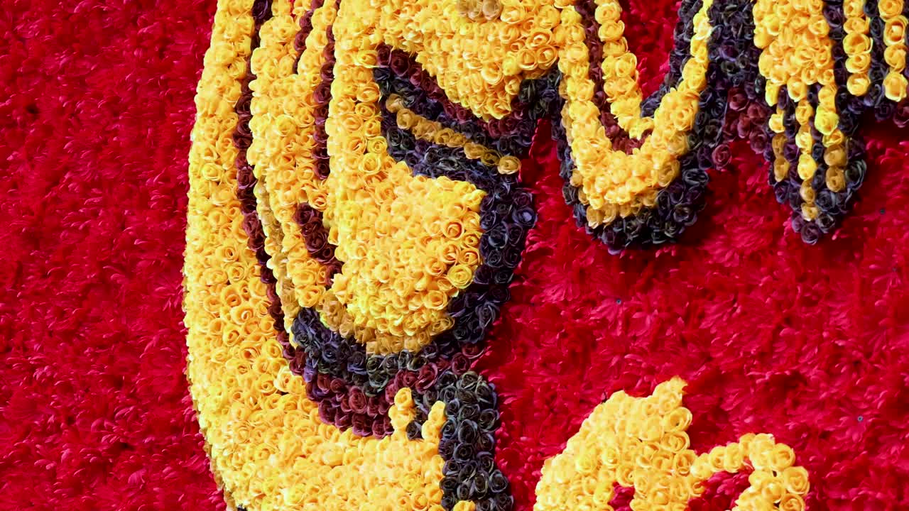 una intrincada decoración floral con colores vibrantes