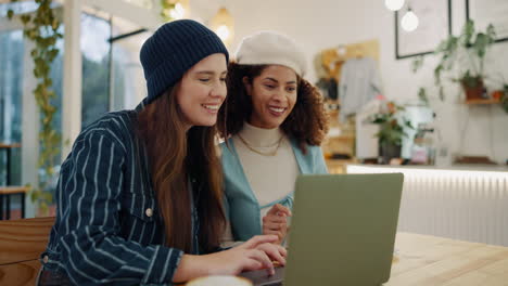 two women working together in a cafe