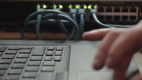 ingeniero de red que trabaja en el interruptor de cable ethernet