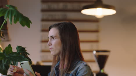 mujer hermosa usando un teléfono inteligente en una cafetería comiendo comida disfrutando de la navegación en línea leyendo mensajes de redes sociales en el teléfono móvil compartiendo un estilo de vida relajante