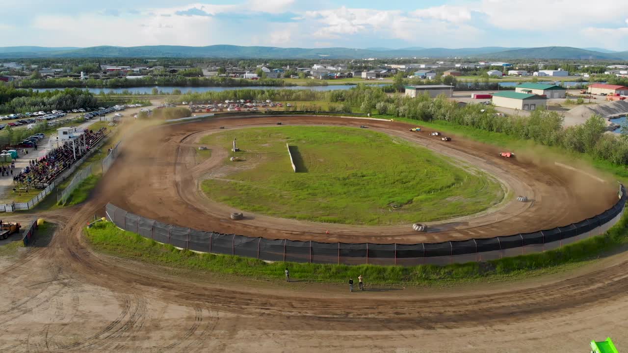 video de drones de 4k de carreras de autos modificados en mitchell raceway en fairbanks, ak durante la soleada tarde de verano-4