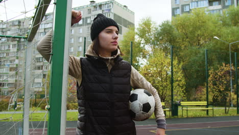 frau auf einem fußballfeld