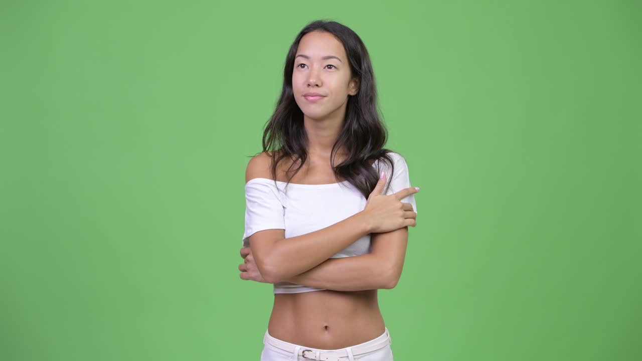 행복한 젊은 아름다운 다민족 여성 생각