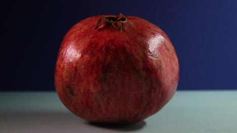 Granatapfel-In-Schneller-Rotation-Auf-Blauem-Hintergrund