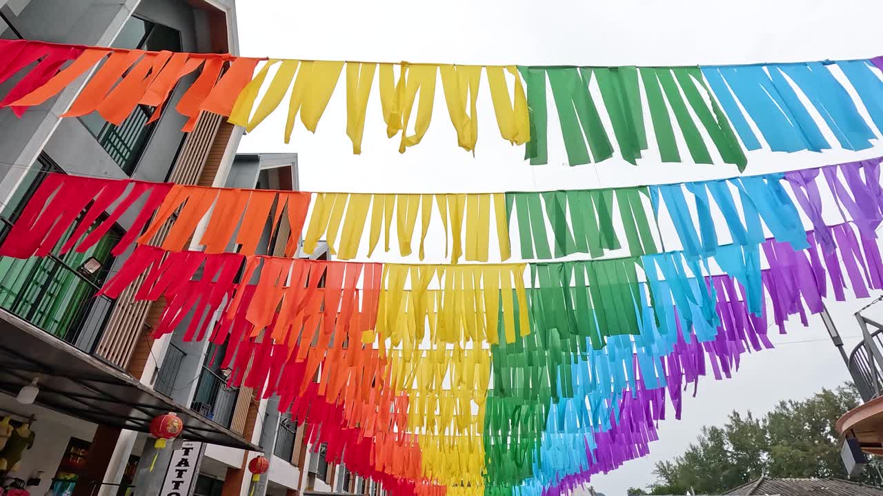 banderas vibrantes adornan la calle del mercado nocturno