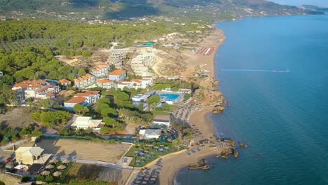 antena sobre la costa de la playa con complejos hoteleros en zakynthos, grecia