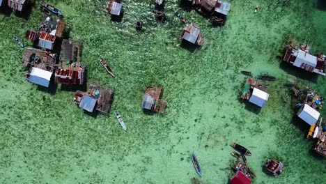 Vista-Panorámica-De-La-Hermosa-Aldea-Acuática-De-Los-Nómadas-Del-Mar-Bajau-Laut-En-Pulau-Omadal,-Sabah,-Malasia