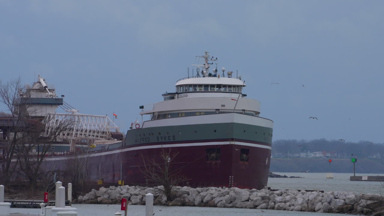 barcaza roja atracada en el puerto del lago erie, grandes lagos, ohio