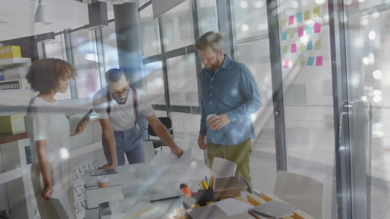 animación de un edificio de oficinas sobre personas de negocios hablando en una oficina moderna