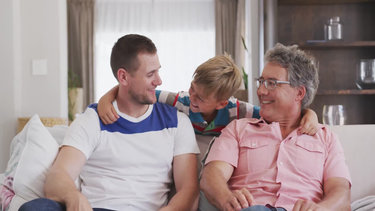 Familia feliz en una casa