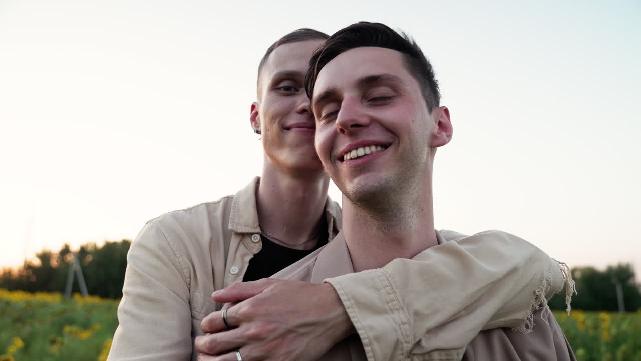 прекрасная пара на подсолнечном поле.