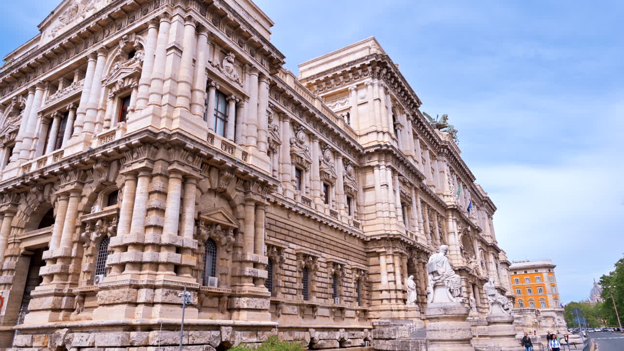 Roma, Itália - 15 de agosto de 2022: A fachada do Supremo Tribunal de Cassação no Palácio da Justiça