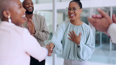 colegas de negocios celebrando un éxito