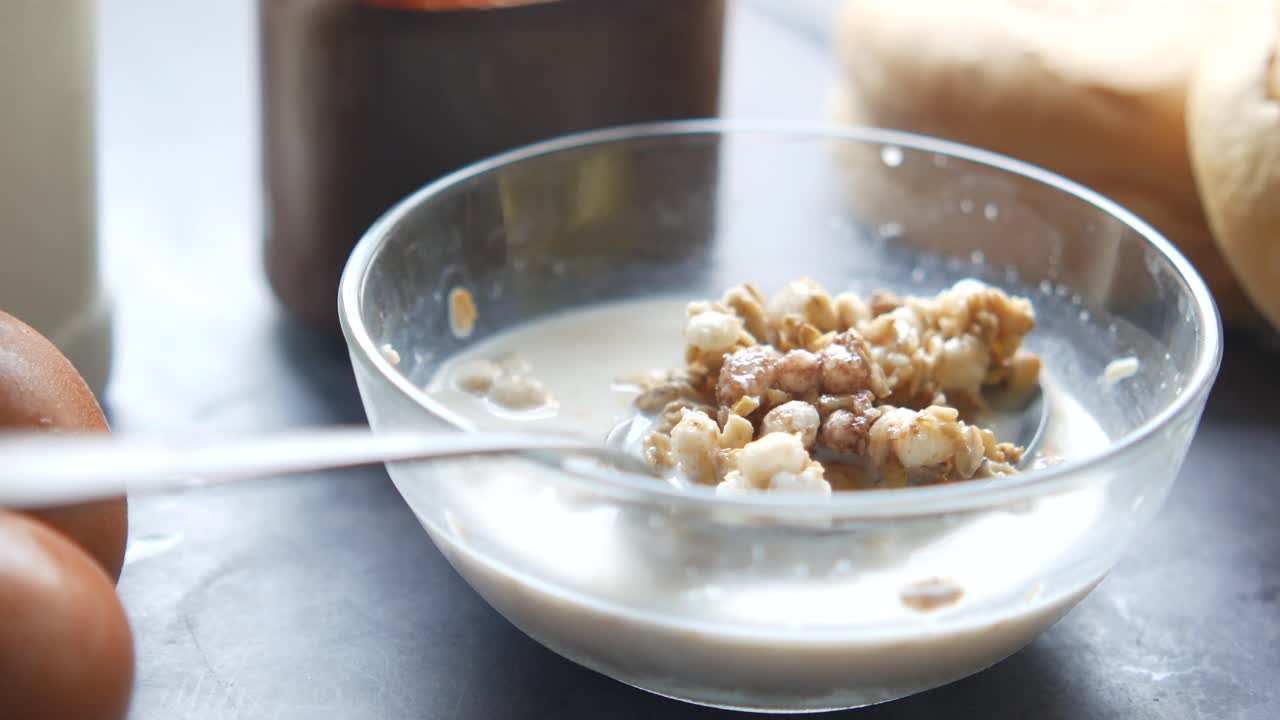 cereal para el desayuno con leche y pan