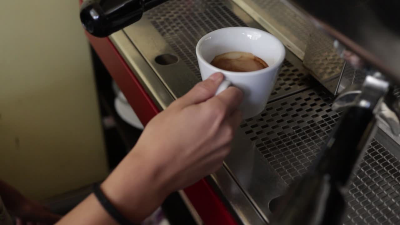 la niña toma una taza de café y la pone en una bandeja