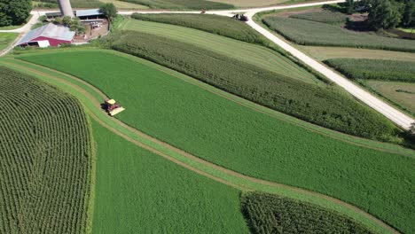 Un-Agricultor-En-El-Suroeste-De-Wisconsin-Corta-Alfalfa-En-Un-Campo-Agrícola-Contorneado