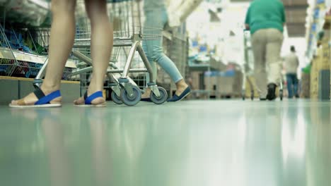 People-go-with-shopping-carts-in-the-supermarket