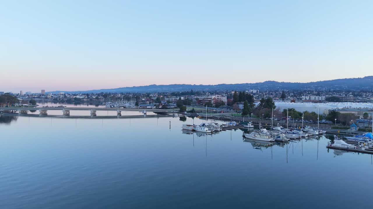 Riprese aeree all'alba sorvolano Alameda Harbor, rivelando barche a riposo e dettagli delicati lungo la costa di Alameda