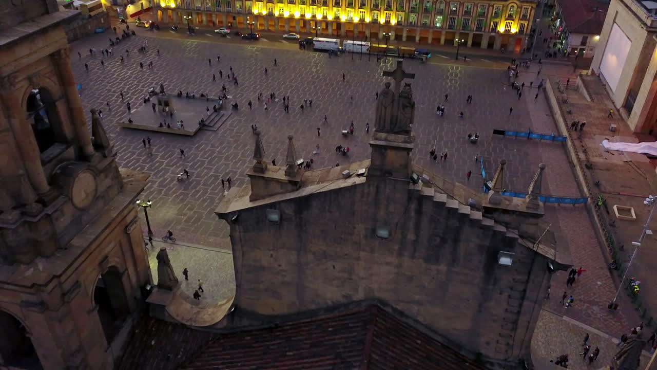 Bella ripresa aerea del centro di Bogota, Colombia, e della Cattedrale Primaziale della Chiesa Cattolica su Plaza Bolivar 2