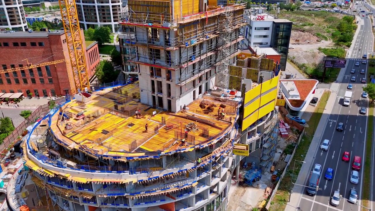 Bratislava, Slovacchia, 2 giugno 2026: Fondamenta curve di un edificio a molti piani su un cantiere attivo, Bratislava, Slovacchia.