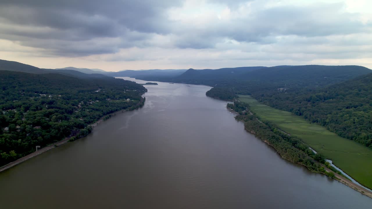 Veduta aerea del fiume Hudson vicino a Highland Falls, NY, New York.