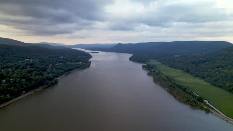 Aerial-of-the-Hudson-River-near-Highland-Falls-NY,-New-York