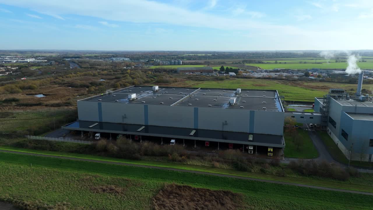 Højdevinkel luftfoto af Palm Paper-fabrikken i King's Lynn, der viser industrielle skorstene og storskala produktionsinfrastruktur.