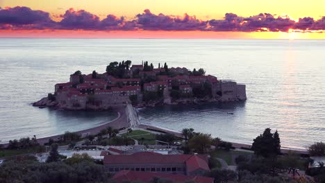 notable puesta de sol en ángulo alto sobre la hermosa isla de sveti stefan en montenegro