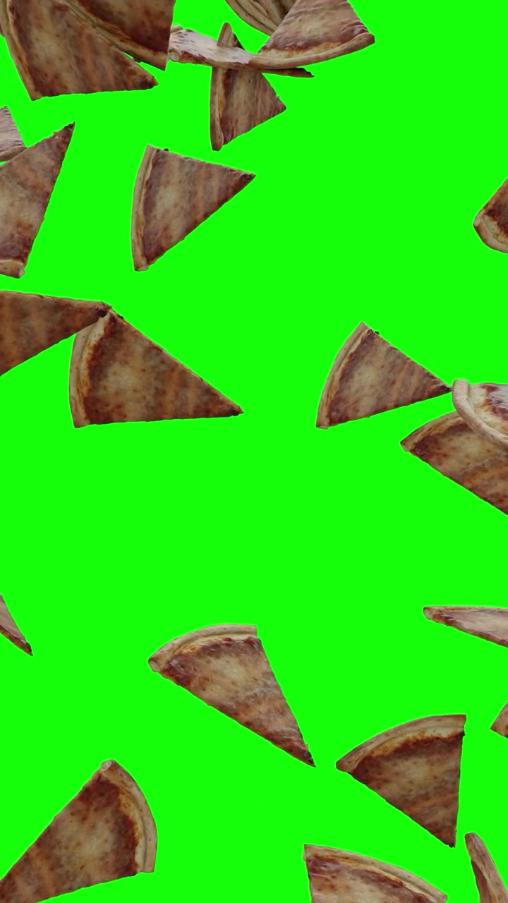 Dikey yeşil ekran videoya düşen sade pizza dilimleri, Alfa Mat ile 4K.