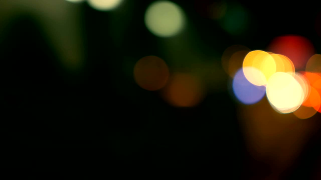 luces desenfocadas calle de los ángeles resumen. fondo borroso de la ciudad. círculos de bokeh en movimiento del tráfico nocturno.