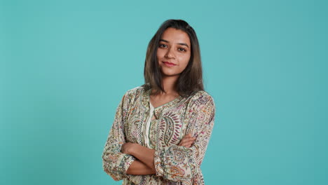 Portrait-of-cheerful-friendly-woman-smiling