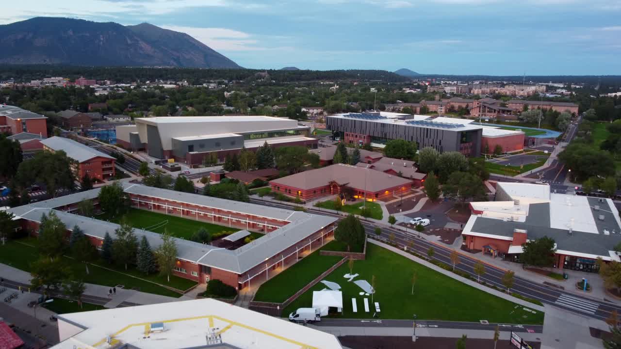 el campus de la universidad del norte de arizona al anochecer.