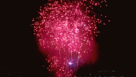 4k. hermosos fuegos artificiales coloridos exhibición brillante en el fondo de bucle nocturno, espectáculo de fuegos artificials brillantes, celebración de fuegos artificiales de la víspera de año nuevo