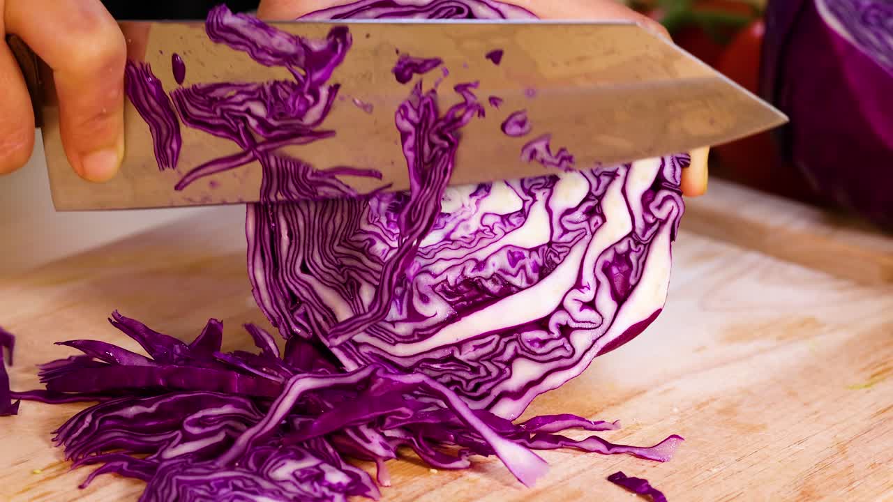 cortar el repollo con un cuchillo en una tabla de madera