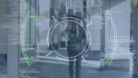 animación de escaneo de alcance y códigos de programación sobre hombre de negocios caucásico hablando por teléfono celular