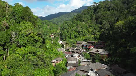 Vuelo-Lento-Hacia-Adelante-Sobre-Un-Pueblo-De-Montaña-Escondido-En-Una-Exuberante-Jungla-Verde