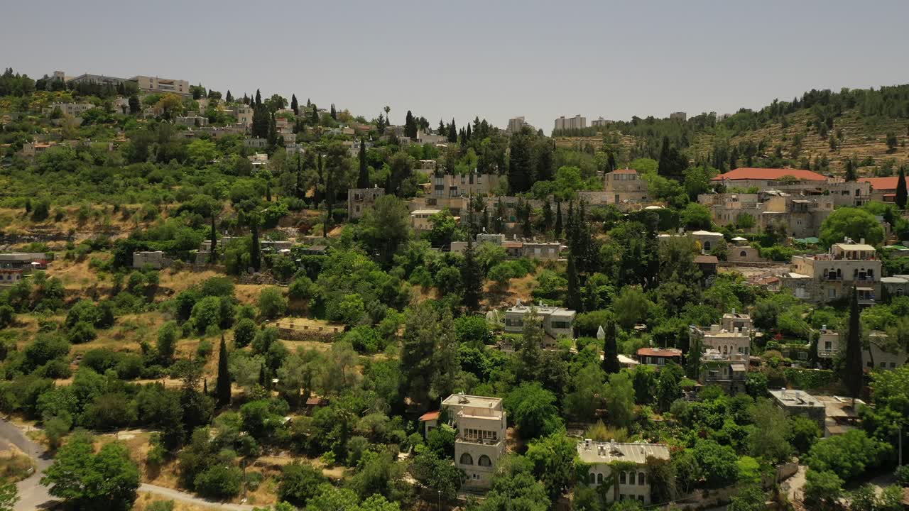 pueblo en una colina cubierta de bosque, techos rojos, edificios blancos, pueblo árabe, prólogo de mosca, toma aérea