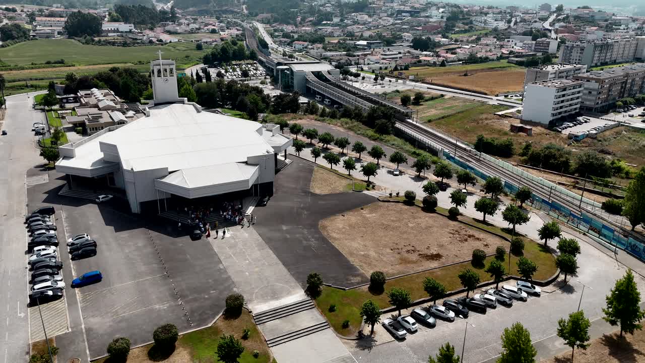 포르투갈 트로파의 철도역 옆에 있는 현대적인 교회 드론 촬영